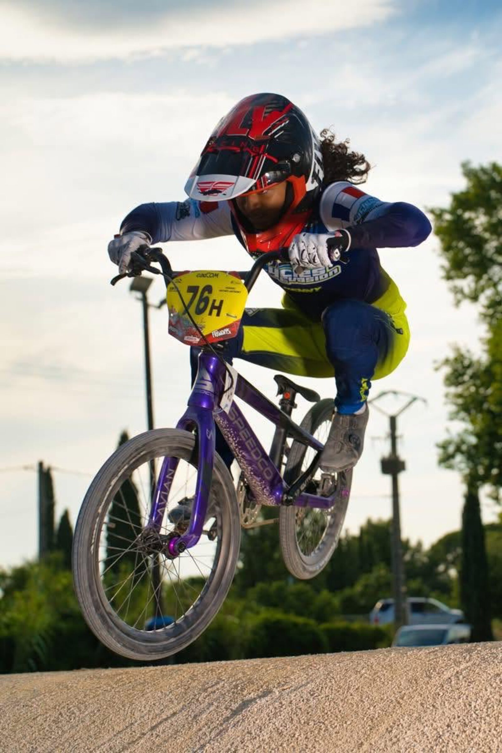 Mathéo Hoarau en plein saut sur son BMX lors d'une course
